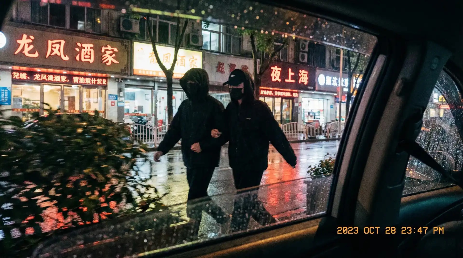 大漠苍狼绝密飞行 - 顶流明星深夜密会现场抓拍照片